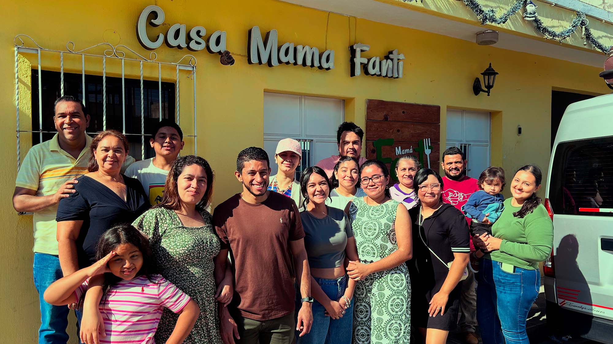 Gran familia reunida en Casa Mamá Fanti