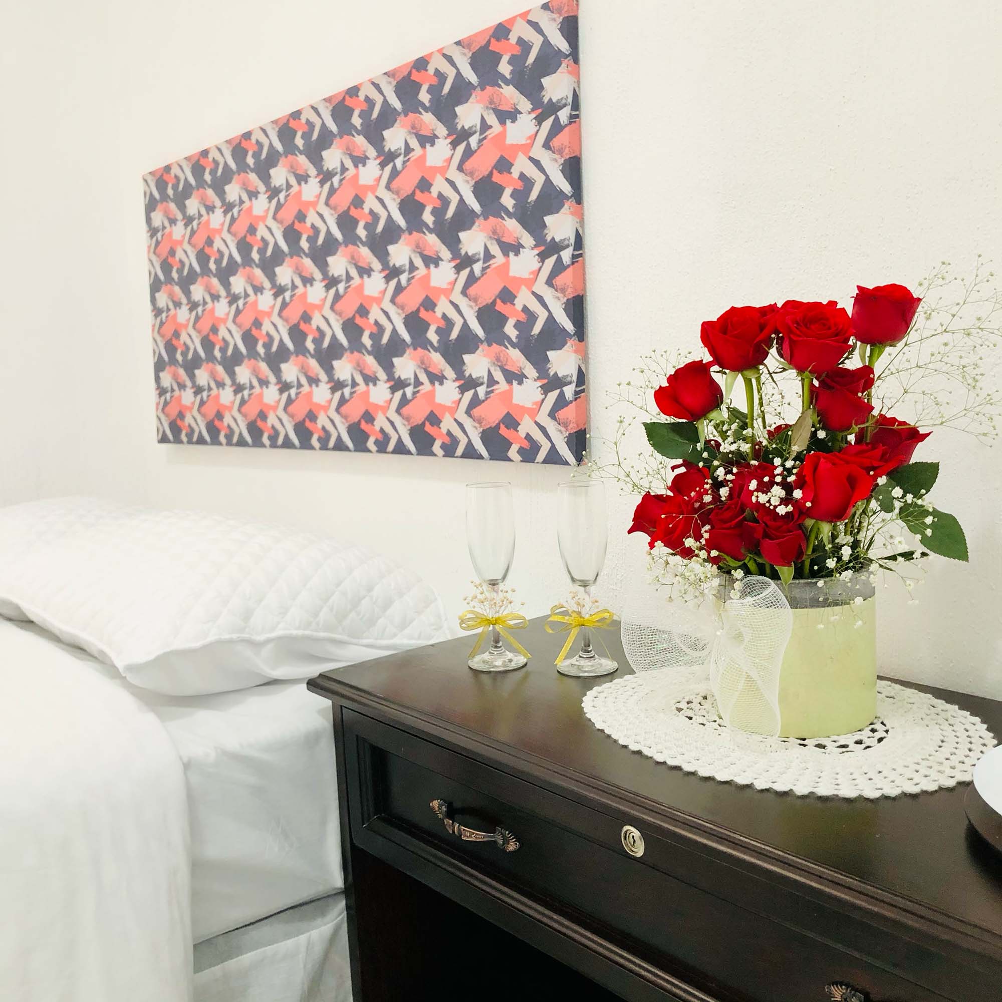 Detalle de noche romántica en habitación