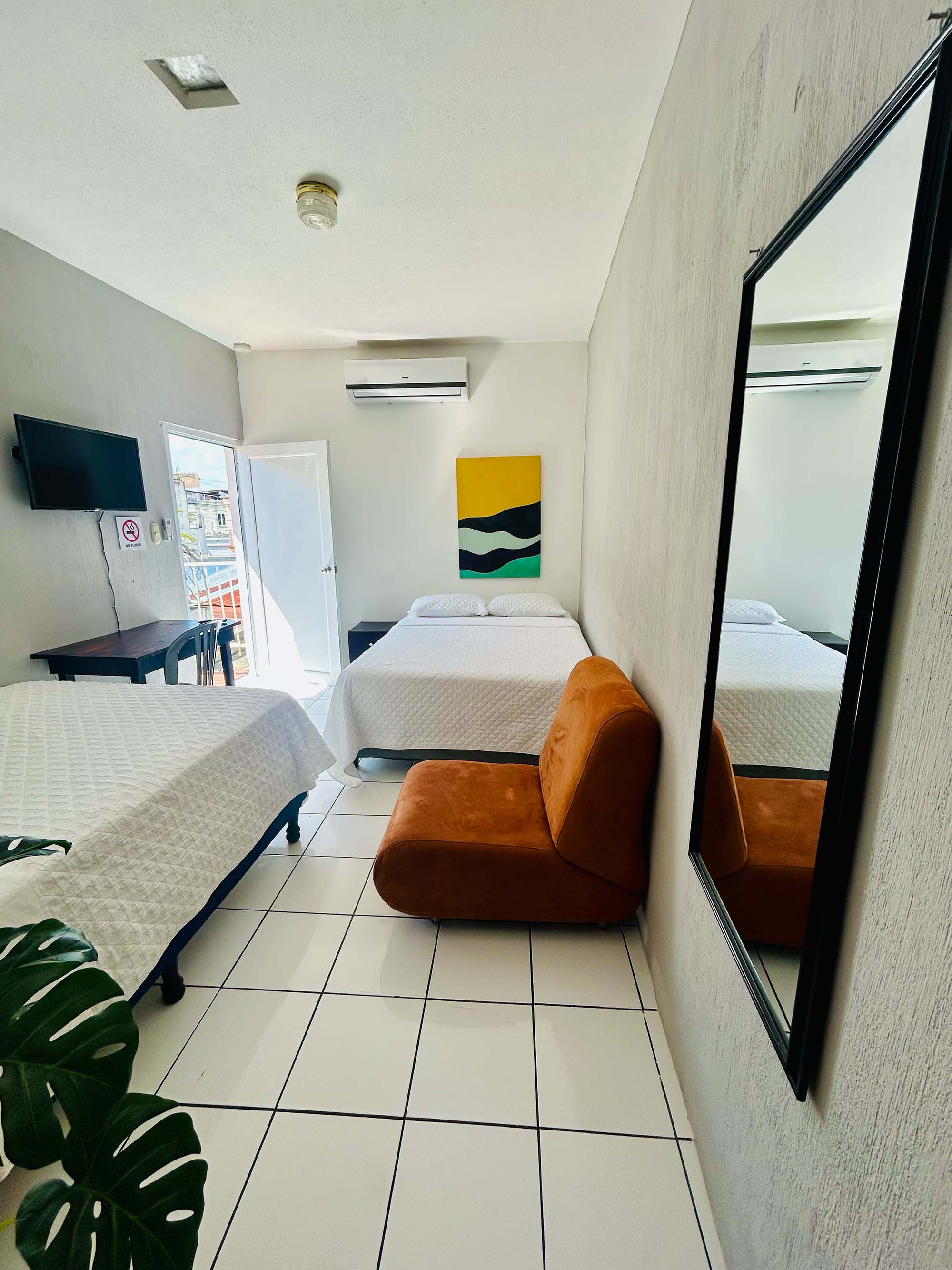 Habitación Hermanos con sofá naranja