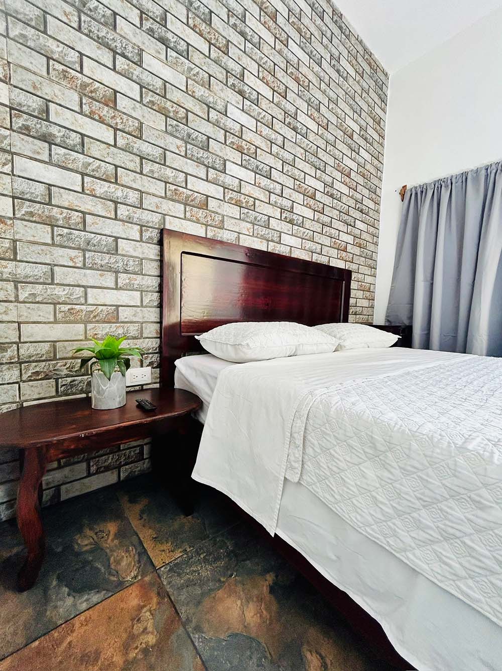 Habitación Don Ovidio con pared de ladrillo