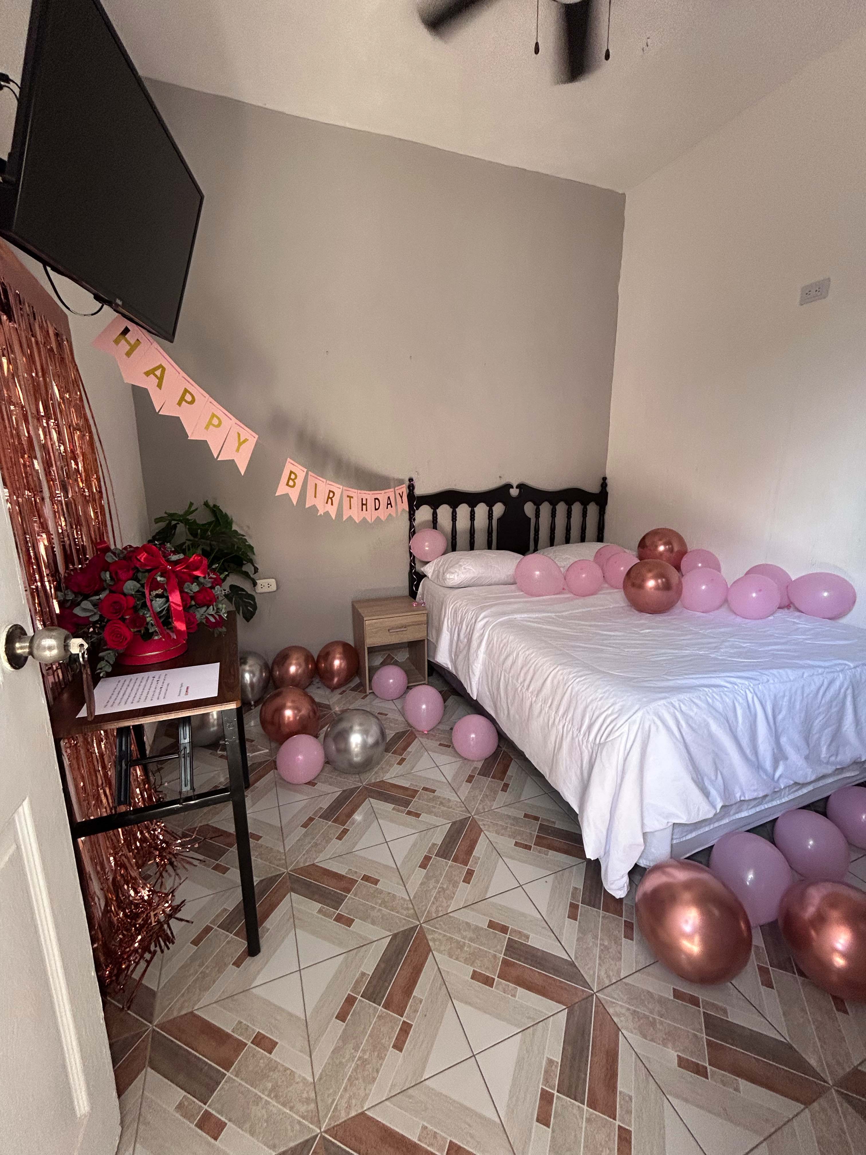 Habitación River decorada con globos