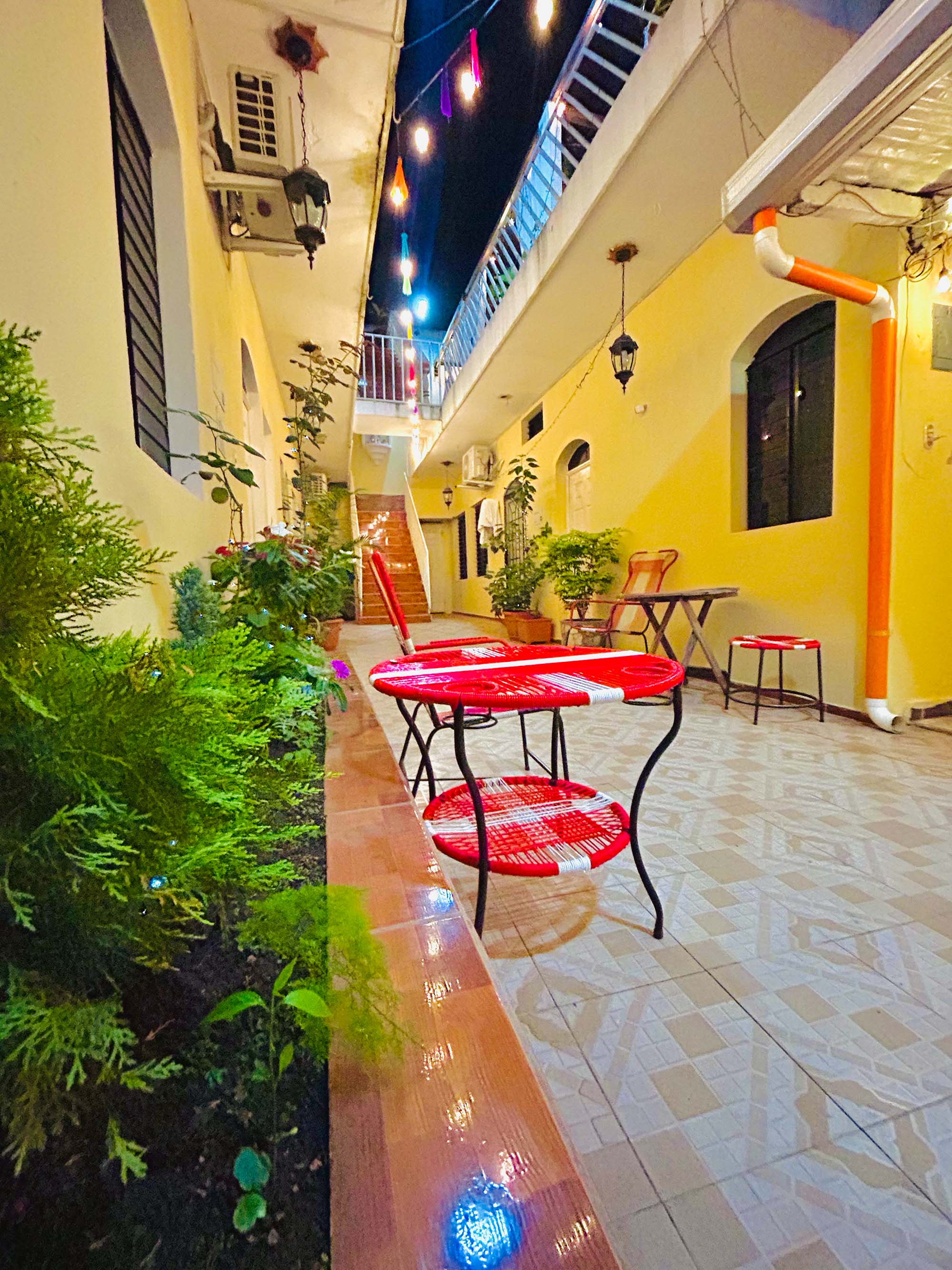 Patio y corredor nocturno de Casa Mamá Fanti
